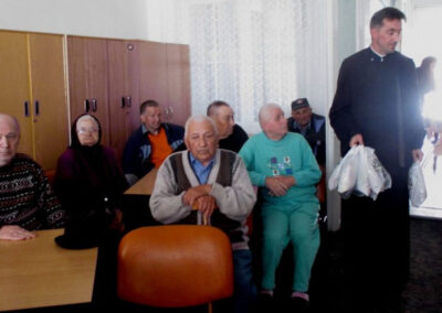 Ajutoare materiale oferite de Parohia clujeană „Sf. Treime”, centrului de vârstnici din Mociu