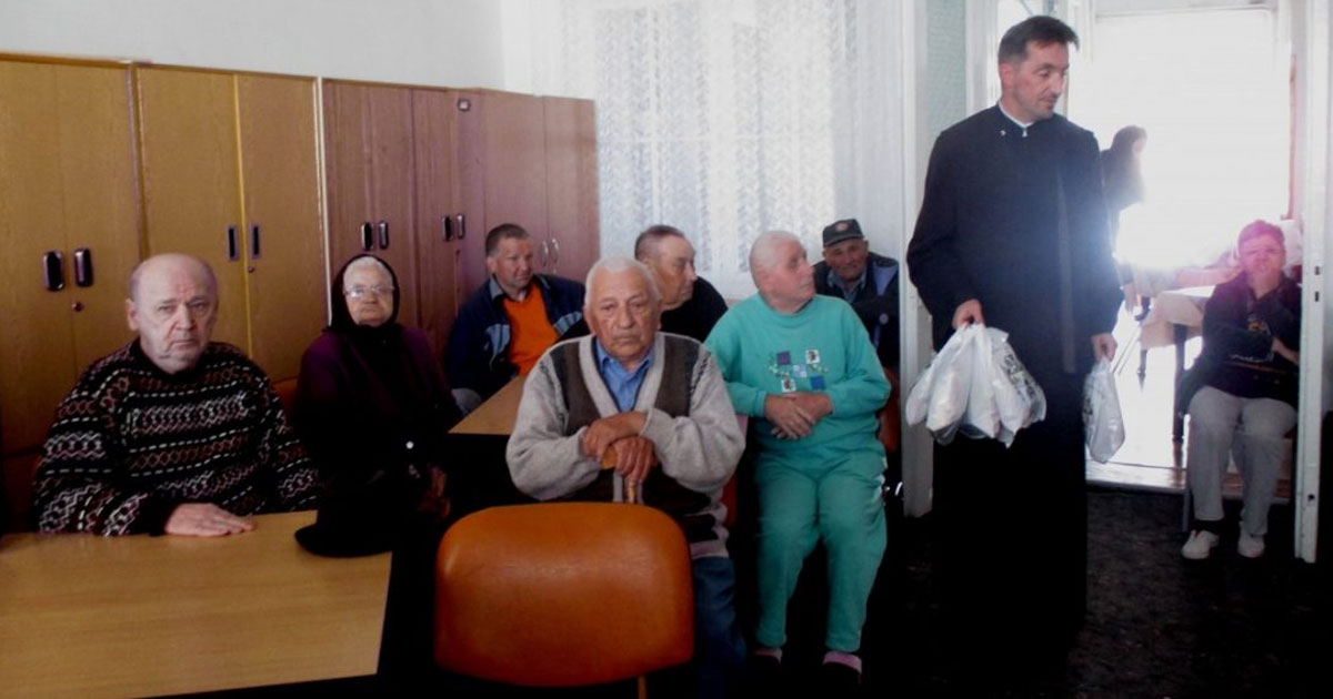 Ajutoare materiale oferite de Parohia clujeană „Sf. Treime”, centrului de vârstnici din Mociu